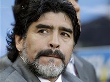 NETRADIN V OBLEKU. Trenr argentinskch fotbalist Diego Maradona vymnil pro utkn s Nigri teplkovou soupravu za oblek. 