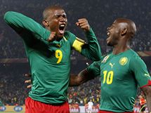 Kamerunec Eto'o oslavuje svj gl se spoluhrem Emanou (vpravo).