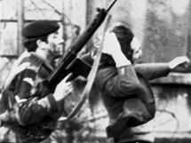 Britsk vojk vede katolickho protestujcho bhem "Krvav nedle" v severoirskm Londonderry. (30. ledna 1972)