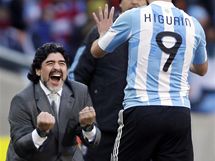 Kou Diego Maradona a Gonzalo Higuan se raduj z vtzstv nad Jin Koreou. (17. ervna 2010)