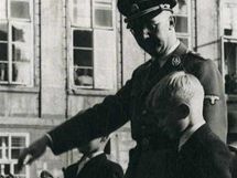 Šéf gestapa Heinrich Himmler s Heydrichovými syny