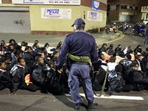 KLIDN SLA. Policista pehl dav demonstrant bhem protest po zpase v Durbanu 