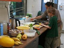 Jakub pomáhá s přípravou ovocné a zeleninové svačinky pro gorily i malé opice.