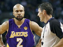 Derek Fisher z LA Lakers debatuje s rozhodm Scottem Fosterem