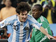 Lionel Messi (uprosted) z Argentiny poslal na zem Lukmana Harunu (vlevo), ale pes dalho Nigerijce, Chidiho Odiahu, u nepeel