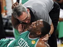 Kendrick Perkins z Bostonu Celtics se v estm finle NBA zranil