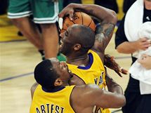 Ron Artest a Kobe Bryant z LA Lakers slav triumf v NBA 