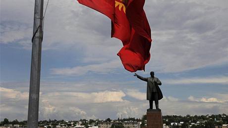 Leninova socha v kyrgyzském mst O (16. ervna 2010)