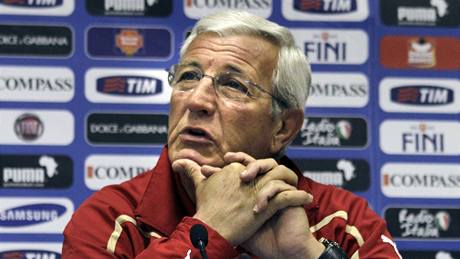 Italský trenér Marcello Lippi na tiskové konferenci
