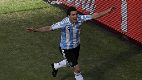 ��ASTNÝ ST�ELEC. Gonzalo Higuaín si v duelu s Ji�ní Koreou zast�ílel