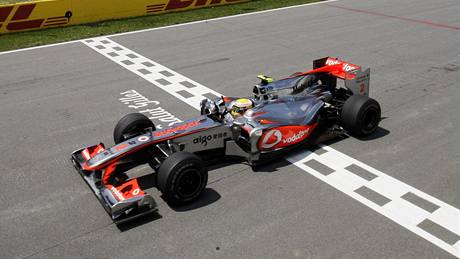 CÍL. Lewis Hamilton z McLarenu projel jako první cílem ve Velké cen Kanady.