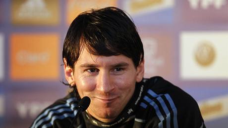 POBAVENÁ HV�ZDA. Argentinský fotbalista Lionel Messi vyloudil p�i tiskové konferenci na tvá�i úsm�v.
