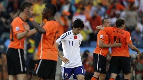 SÁM MEZI TULIPÁNY. Japonský fotbalista Keiji Tamada smutn odchází ze hit po prohe s Nizozemskem.