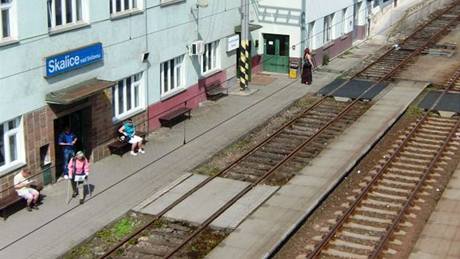 Ve Skalici nad Svitavou zem�ela pod koly vlaku �ty�ia�ty�icetiletá �ena