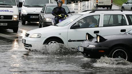 V Brn� a na ji�ní Morav� ude�ily p�ívalové de�t�. Na ulici Pionýrská se vytvo�ila laguna vody (18.6.2010)