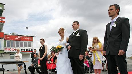 Novomanelé Martin Adámek a Monika Skipalová se vzali na startu Masarykova okruhu v Brn (19.6.2010)