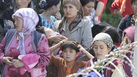Uzbekové prchají z jihu Kyrgyzstánu, kde se rozhoely prudké nepokoje (14. ervna 2010)