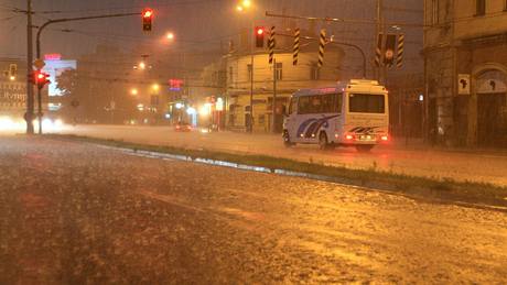 Centrum Brna ochromila silná boue, voda zaplavila ulici Kolit (12. erven 2010)