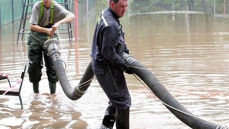 Zatopené volejbalové hit v Luánkách oderpávali hasii (14. erven 2010)