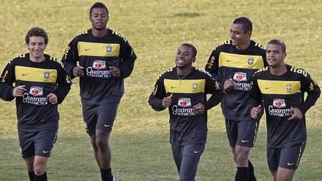 Gilberto Silva (druhý zprava) na tréninku fotbalistů Brazílie v Johannesburgu