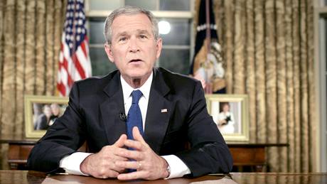 Prezident George W. Bush pi projevu v Oválné pracovn. (2007)