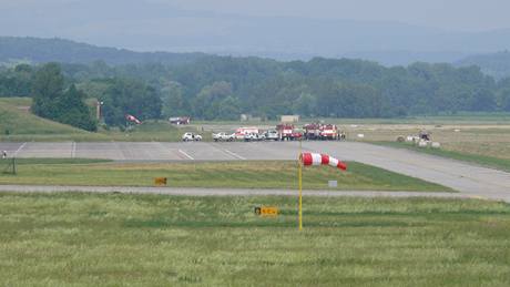 Letit Hradec Králové - píprava na nouzové pistání letadla - (11. ervna...