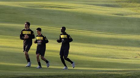 Brazil�tí fotbalisté Kaká, Josue a Ramires (zleva) vyklusávají po golfovém h�i�ti v tréninu p�ed mistrovstvím sv�ta.