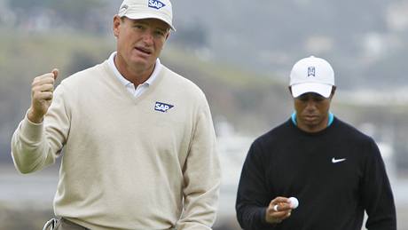 Ernie Els a Tiger Woods, druhé kolo US Open 2010.