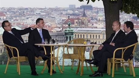 Miroslav Kalousek, Petr Ne�as, Bohuslav Sobotka a Radek John se k nyn�j�ím Otázkám Václava Moravce sjeli do sídla vlády. Debatovali na zahrad� Kramá�ovy vily.