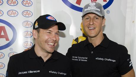 Setkání dvou mistr svta - Jacques Villeneuve (vlevo) a Michael Schumacher.
