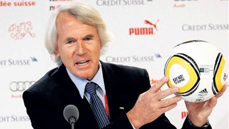 "Doktor Fotbal" Jií Dvoák, éfléka Mezinárodní fotbalové federace FIFA, pedstavuje kampa "ekni ne dopingu".