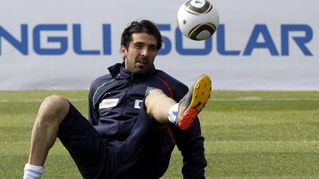 Italský brankář Gianluigi Buffon na tréninku během mistrovství světa