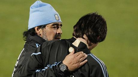 ARGENTINTÍ BOHOVÉ Trenér Diego Maradona (vlevo) a útoník Lionel Messi bhem tréninku v Pretorii v Jiní Africe