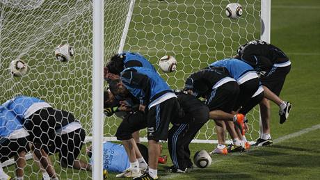 SVÉRÁZ MARADONA Když na tréninku při hře na dvě branky jedno z mužstev argentinských fotbalistů prohrálo, hráči si museli stoupnout do branky a vítězové po nich stříleli míči. 