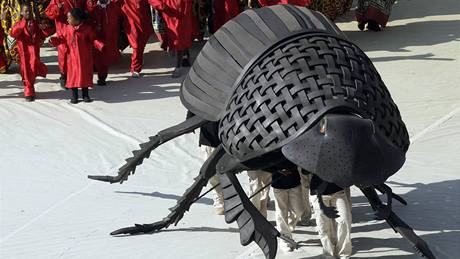 CEREMONIÁL Slavnostní zahájení fotbalového mistrovství sv�ta provázelo tradi�n� pestrobarevní tane�níci a ruzné atrakce.