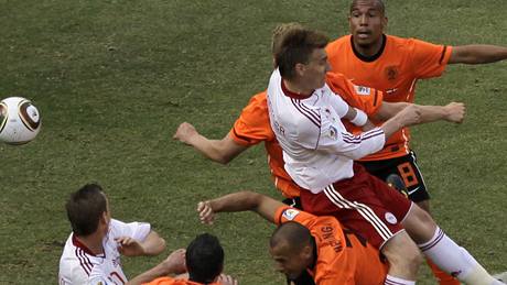 Dánský útočník Nicklas Bendtner (třetí zprava) v souboji s nizozemskou obranou.