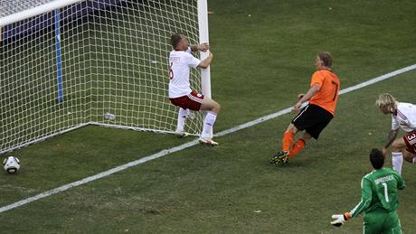 GÓL Nizozemský útoník Dirk Kuijt (druhý zleva) stílí druhý gól týmu proti Dánsku