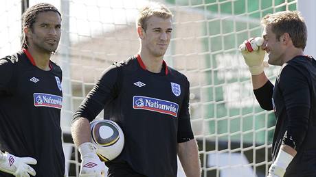 TAK KTERÝ Angli�tí branká�i na mistrovství sv�ta: David James (vlevo), Joe Hart a ne��astník Robert Green.
