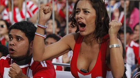 MOBIL VE VÝSTIHU Paraguayská fanynka sleduje souboj s Itálií.