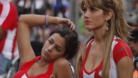 FOTBAL NUDÍ Paraguayské fanynky sledují v centru Asuncionu souboj s Itálií.