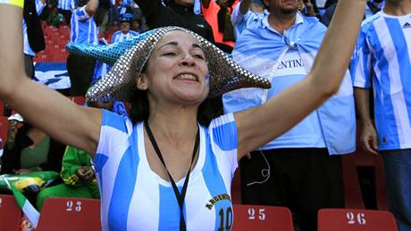 Argentinská fanynka sleduje utkání v Johannesburgu