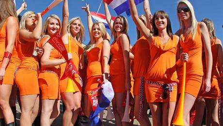 Fanynky fotbalist Nizozemska byly kvli miniatm vyvedeny ze stadionu.