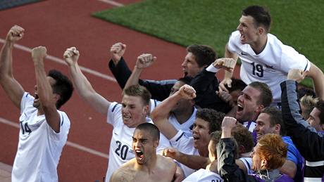 DOKÁZALI JSME TO Novozélandtí fotbalisté se radují po remíze se Slovenskem.