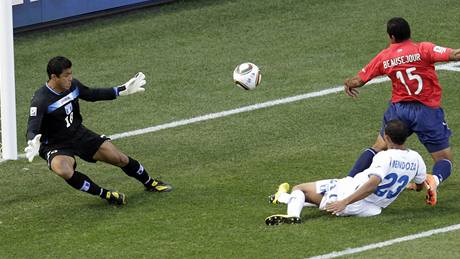 Chilský útoník Jean Beausejour (vpravo) stílí gól po neastném zásahu obránce Mendozy z Hondurasu 