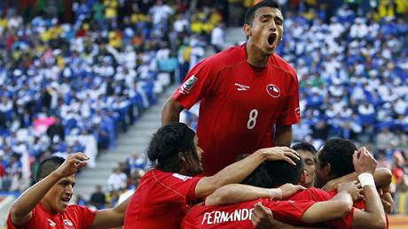 RADOST Fotbalisté Chile se radují po gólu do sít� Hondurasu.