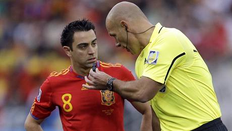 TAK POSLOUCHEJ panlský záloník Xavi Hernandez a rozhodí Howard Webb z Anglie.