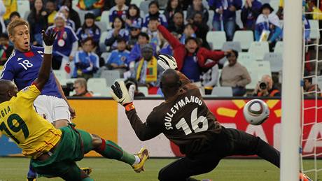 Japonský ofenzivní záložník Honda (18) překonává kamerunského gólmana