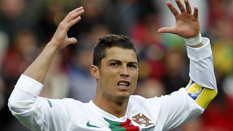 Portugalec Ronaldo se diví, �e dostal za nesportovní chování �lutou kartu