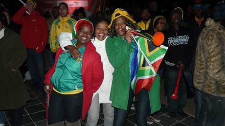 Trojice jihoafrických fanynek v zón pro fanouky v Johannesburgu.