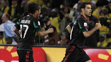 SROVNÁNO. Mexití fotbalisté Marquéz a dos Santos se radují z gólu.
